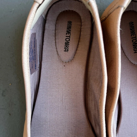 Minnetonka Beige Neutral Leather Ballet Flats - Size 9.5 - Picture 3 of 9